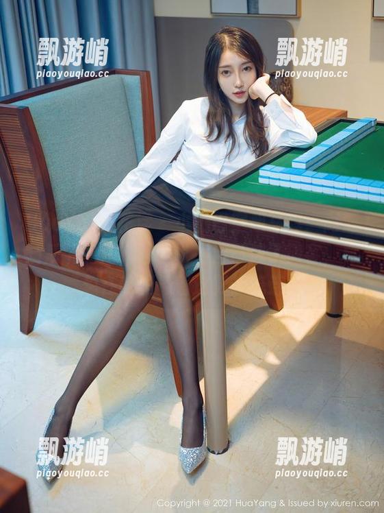 HuaYang花漾 - 小热巴空姐写真：高清画质下的她，让我以为自己成了旅客，真想在舱里捧着这影像流连。