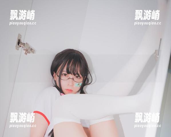 想要美图？跟上Mozzi(모찌)的泳装步伐，免费带你飞！