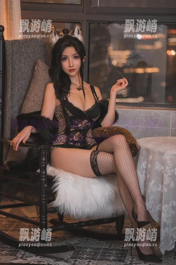 图库里的Rioko凉凉子，这个瑰丽执勤人的背景板太给力了！