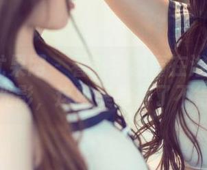 UGirls尤果网 – 看看李易童在浴室里流动的光影，这种美真得了不得。