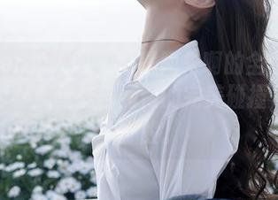 Xiuren秀人网 – 就是阿朱啊的全套珍藏：白衬衫黑丝袜与翘臀的完美碰撞，果然不一般。