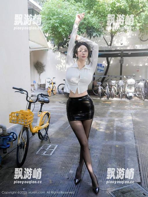Xiuren秀人网-草莓mm Xiuren秀人网 - 草莓mm教室的套图:不知不觉好像学到了点别的东西