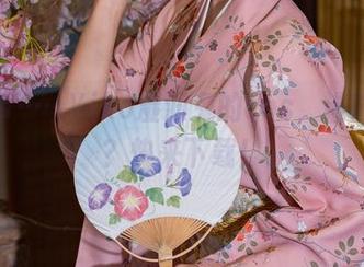 这吊带……Yiko湿润兔的cos，谁能抵挡？快来下载！