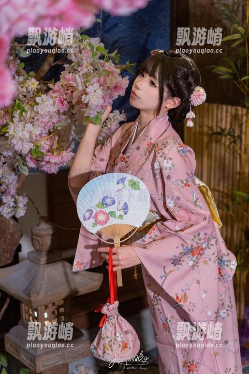 这吊带……Yiko湿润兔的cos，谁能抵挡？快来下载！