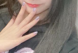 作品里的Wendy穿着睡衣，太容易让人想多……好吧，别误会，她只是拍照。