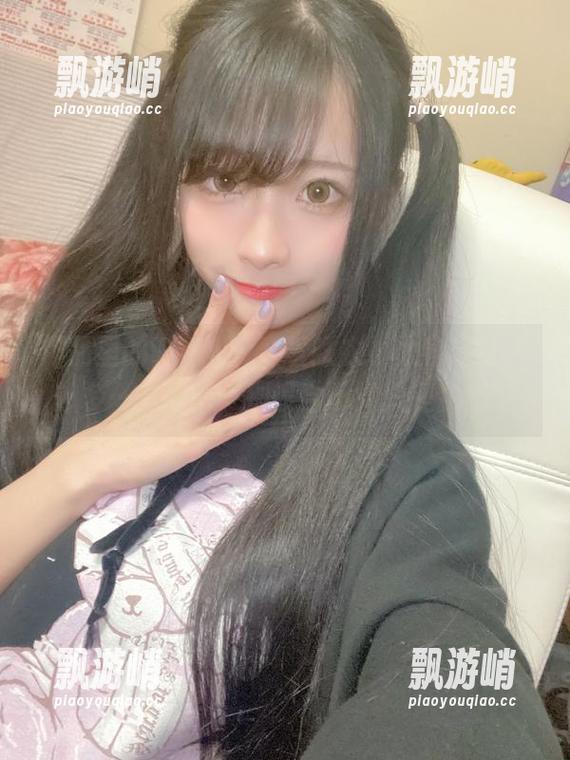 作品里的Wendy穿着睡衣，太容易让人想多……好吧，别误会，她只是拍照。