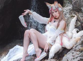 一北亦北的信浓礼服，轻薄如风，配上“无圣光”的调调，竟然有种恍惚的美。