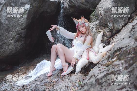 一北亦北的信浓礼服，轻薄如风，配上“无圣光”的调调，竟然有种恍惚的美。