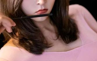 丽柜 – Vicky再一次成功用套装震惊大家，她的写真让分享变成一场高端面试。