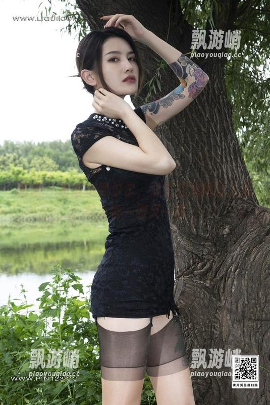 丽柜 - 高清拍到尔尔，双生花旗袍让人忍不住瞅一眼又一眼