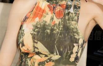 克拉女神 – 哇，汤怡的美腿，呼之欲出。翻到最后的那一帧，简直不敢相信我的眼。