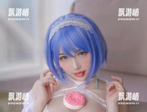 看刺青Poi在套装里COS样子，心头微微一震，呵呵。
