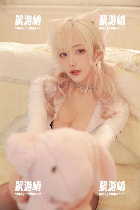 不可思议的在线图集！啾小妍的猫女形象狂野又迷人。