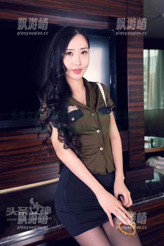 头条女神 - 与张梓柔学妹的目光对峙，图包再好看也有种紧张感呐。