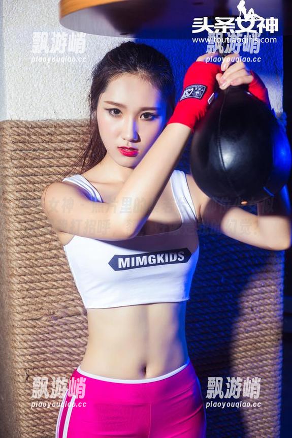 头条女神 - 照片里的秦若兮：那位少女似乎跟我打招呼，额，好像是我的幻觉？
