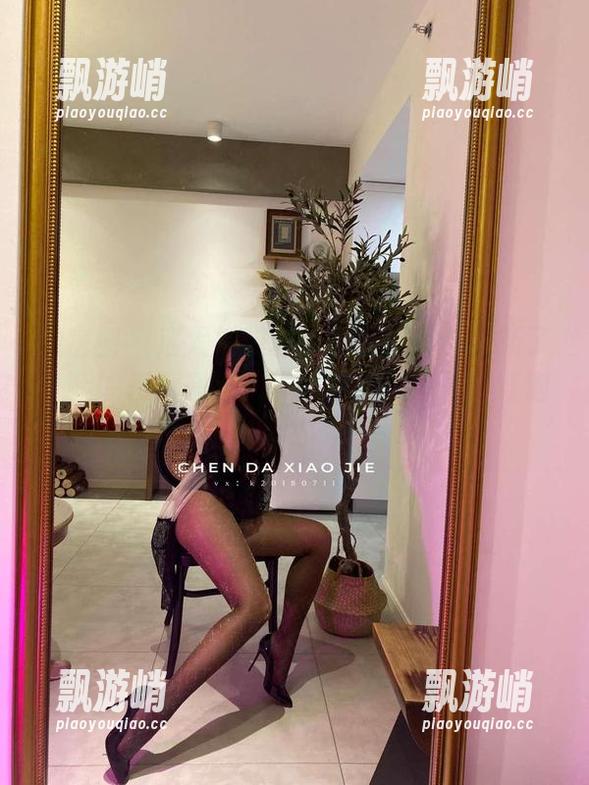 微密圈 - 宸大小姐和她的镂空写真更新了，我的表情是：吃了太多糖，直冒粉红泡泡！