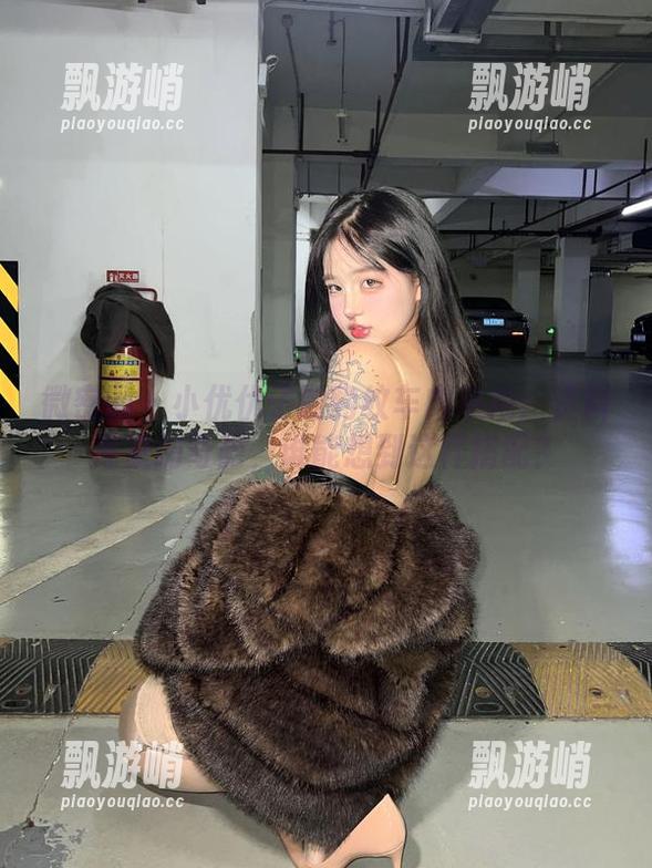 微密圈 - 小优优子的豹纹车内私拍：资料库里的奇葩，谁能想到这样搭配？