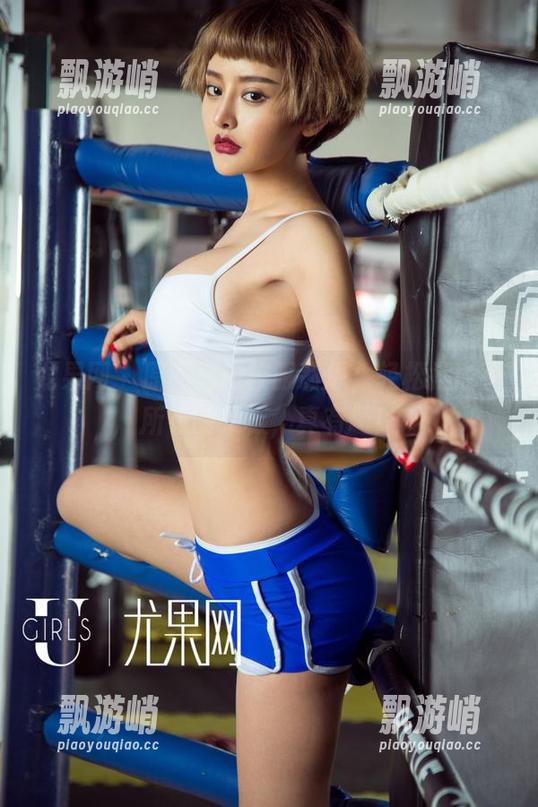 尤果网 - 原图里的校服莉恩，轻松摆脱了所有的呆板，真有趣！