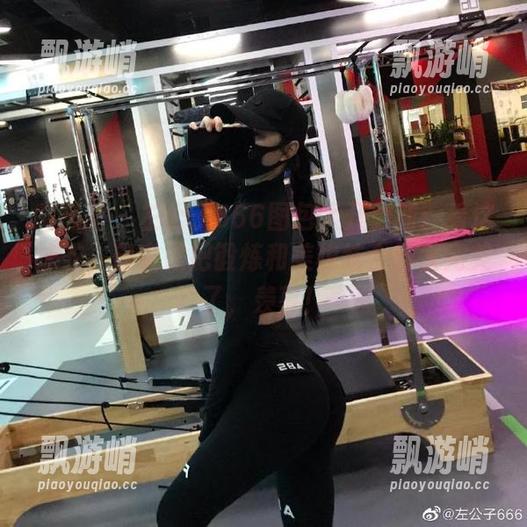 微密圈 - 左公子666图包大开更新：看这泳衣，确实是把锻炼和美貌结合得太完美了，羡慕！
