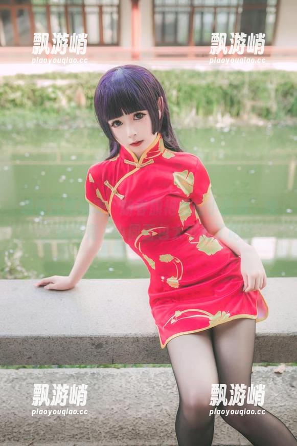 观看五更琉璃，新春旗袍里的小甜点，哦，这巧克力小圆面包太可爱了吧？