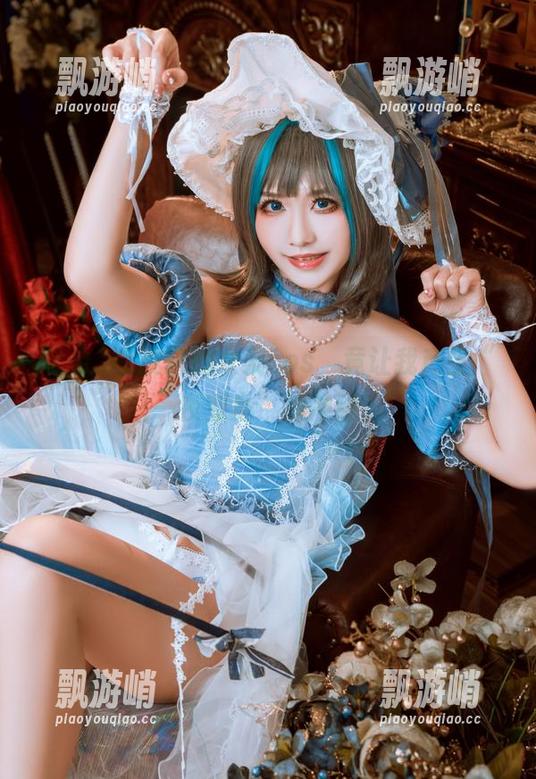 希希_啾找来的女友cos，竟让我产生“一夜变身”的冲动？
