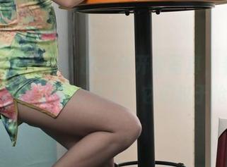 异思趣向 – 小小的红色开衩写真，看来今儿得跟我的腿道歉了，它们过于抢镜！