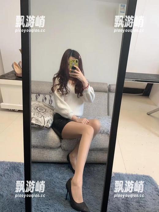 微密圈 - 这系列微信朋友圈里的私拍，提袜少女果然没让我失望！