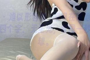 微密圈 – 难以形容桃沢樱呀在泳池的那种魅力，四个字：无圣光，套图一秒吸引眼球。