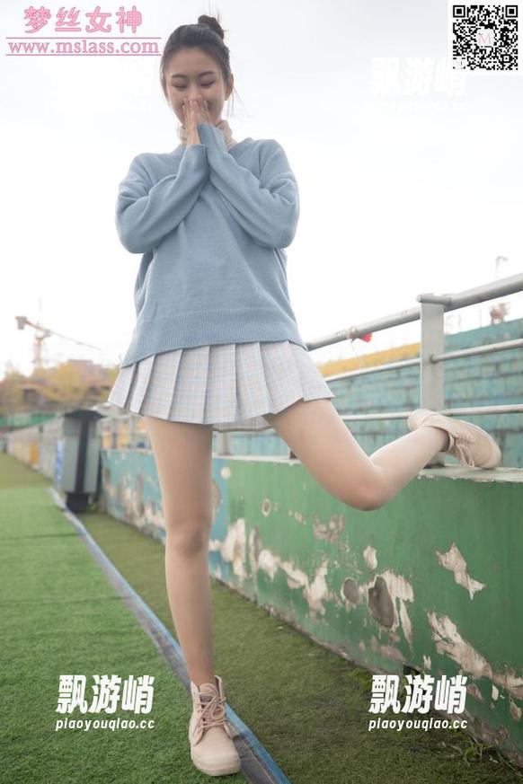 梦丝女神 - 田园风光中，玥玥就像那朵偷偷开放的小花。