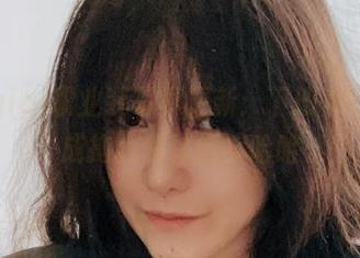 樱晚gigi职业装写真更新：下班后只想换成拖鞋和休闲裤哈哈