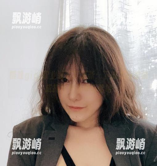 樱晚gigi职业装写真更新：下班后只想换成拖鞋和休闲裤哈哈