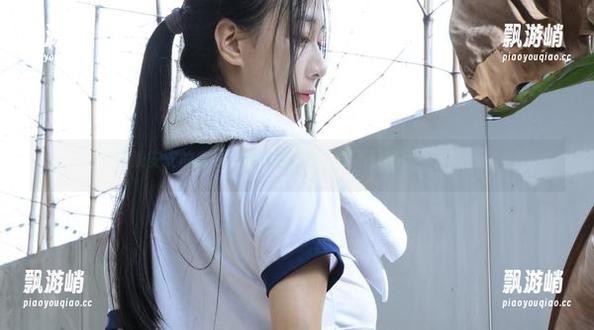 浅安安的定制写真：裤里丝，敢不敢细看一下？