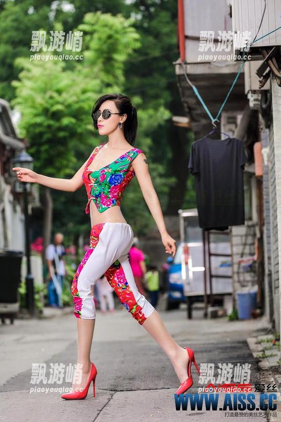 爱丝 - 何冉：在高清美图里，裤里丝让我头脑发热。