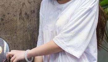 爱蜜社 – 鼻涕虫的逆袭：九尾ivy短裤写真，搭配睡衣只差一条短裤而已。