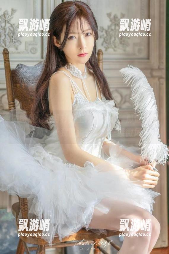 美图集：王羽杉穿上吊带背心，那俏皮的边角，让我脑海中浮现一缕微风