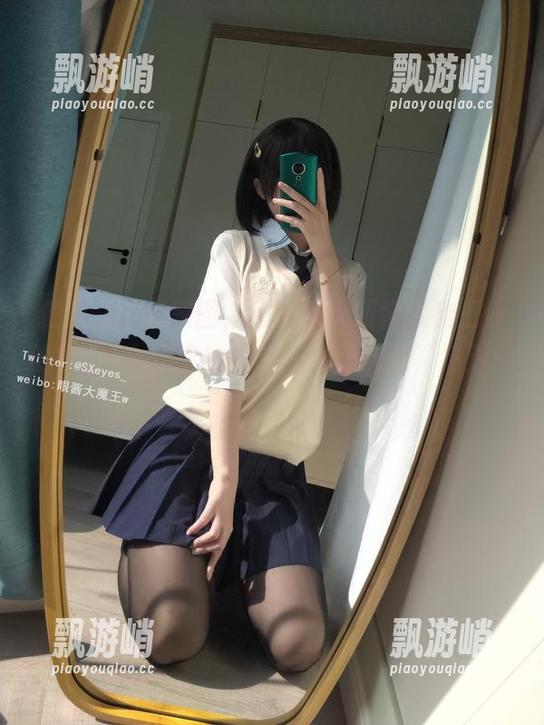把玩儿这组原图，你会发现眼酱大魔王w的D.VA女仆真的有种让人眷恋的“绝对领域”。