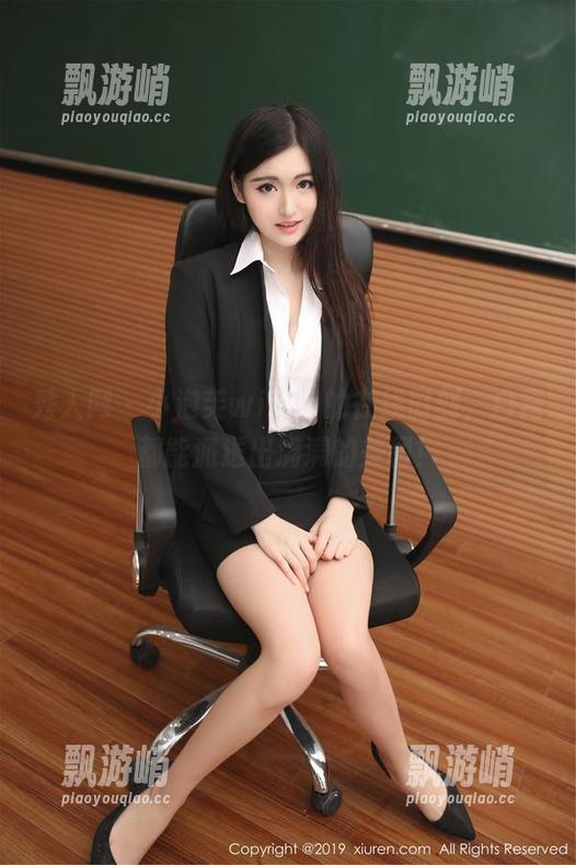 秀人网 - 小泡芙winna的在线时刻，白裙都能派送出满满的美图！