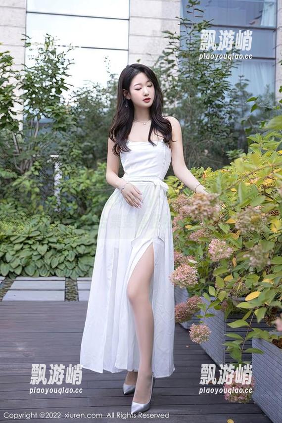 秀人网 - 顾楚楚Maily：她的眼镜让这场写真合集变得轻松又调皮
