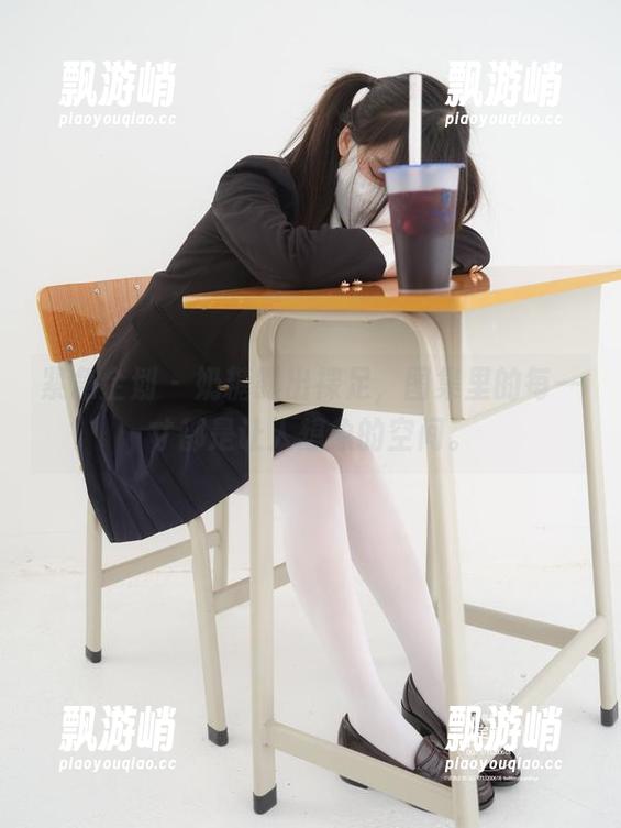 紧急企划 - 奶糖露出裸足，图集里的每一寸都是让人想象的空间。