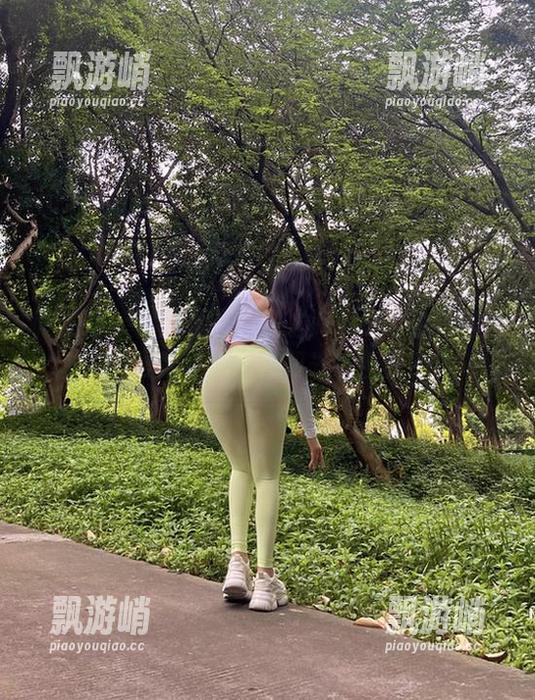 微密圈 - 高清图册：艾拉·isla在油亮黑丝中漫步，似乎在和光线聊天？