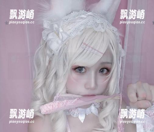 看！“芊川一笑MNK”的礼服，精选图片里藏着些许小调皮