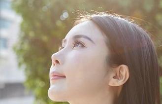 蜜桃社 – 月音瞳原图：她和那条牛仔裤，似乎有着不可告人的默契。