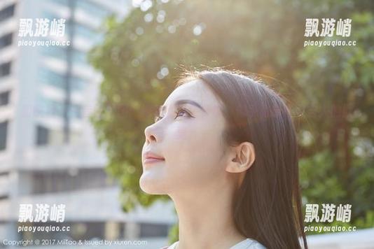 蜜桃社 - 月音瞳原图：她和那条牛仔裤，似乎有着不可告人的默契。