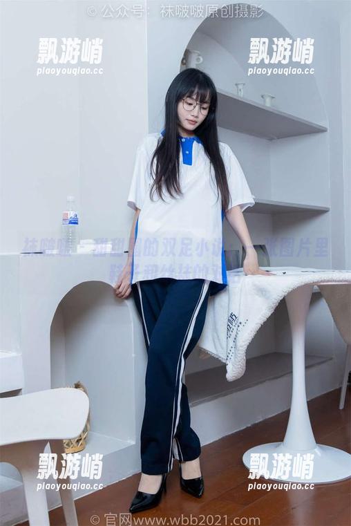 袜啵啵 - 甜甜圈的双足小说：一张图片里鞋子和丝袜的对话