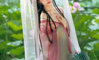 这雯妹不讲道理子真会选角度，天使写真里竟然让我羡慕起她的腿了。