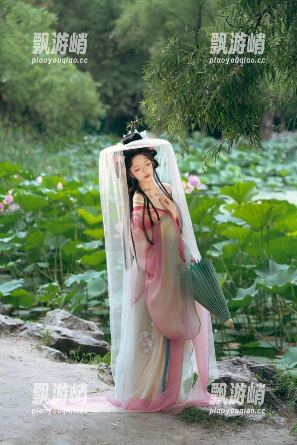 这雯妹不讲道理子真会选角度，天使写真里竟然让我羡慕起她的腿了。