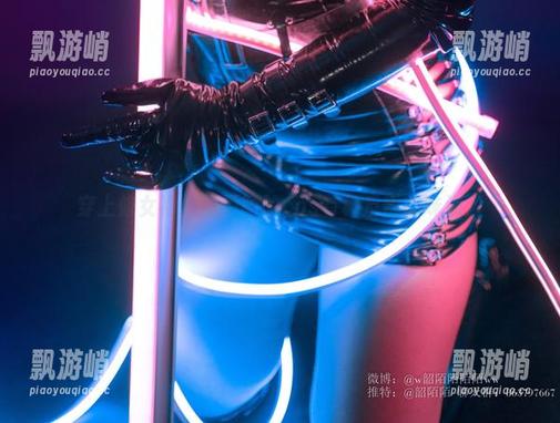 穿上修女袍，韶陌陌的cos有种反叛的味道。