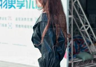 “魔镜街拍”的网盘偷藏着–制服长腿美女合集，腿这么长是不是得分成两段上传？！