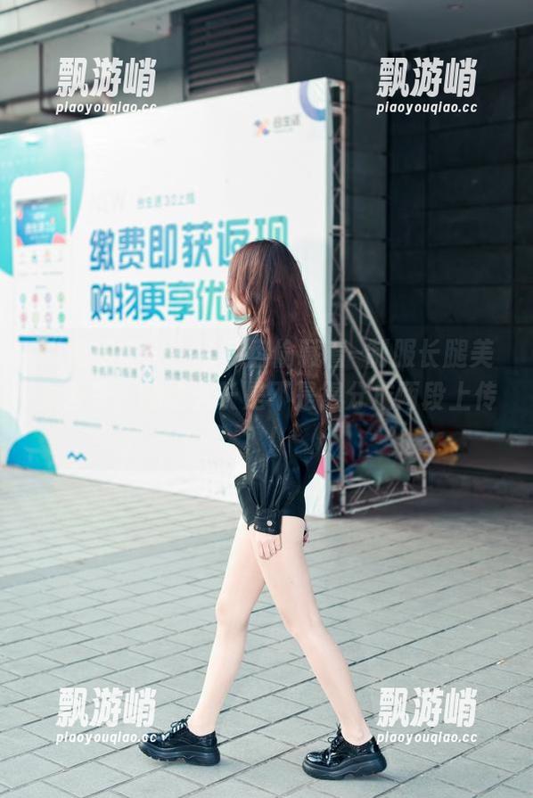 魔镜街拍 “魔镜街拍”的网盘偷藏着–制服长腿美女合集,腿这么长是不是得分成两段上传?!